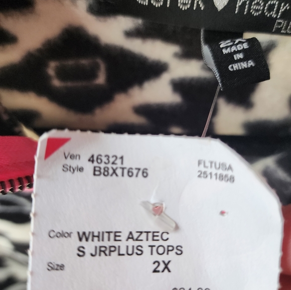 Fleece black white and pink top.2x - Picture 3 of 5